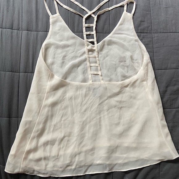 Back to Basics! White top, beautiful back design - Picture 2 of 2
